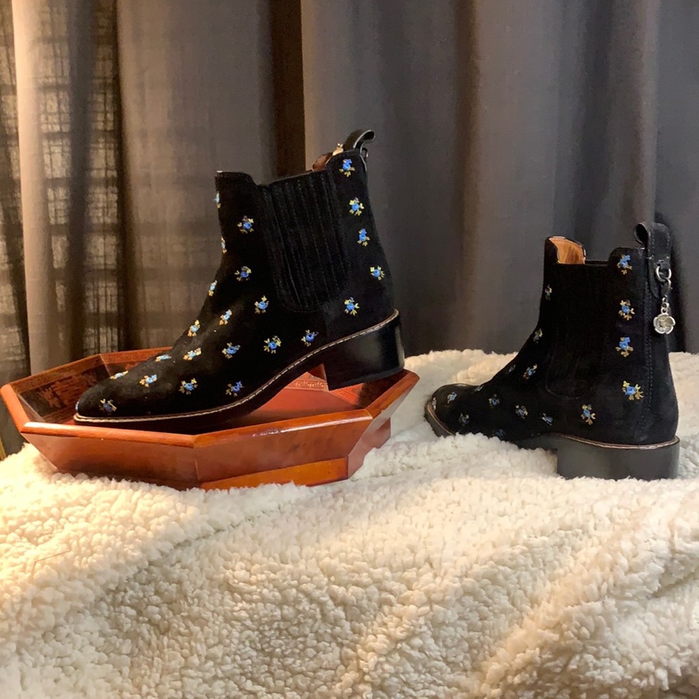 Elegant Chelsea Coach Ankle Boot 🌺